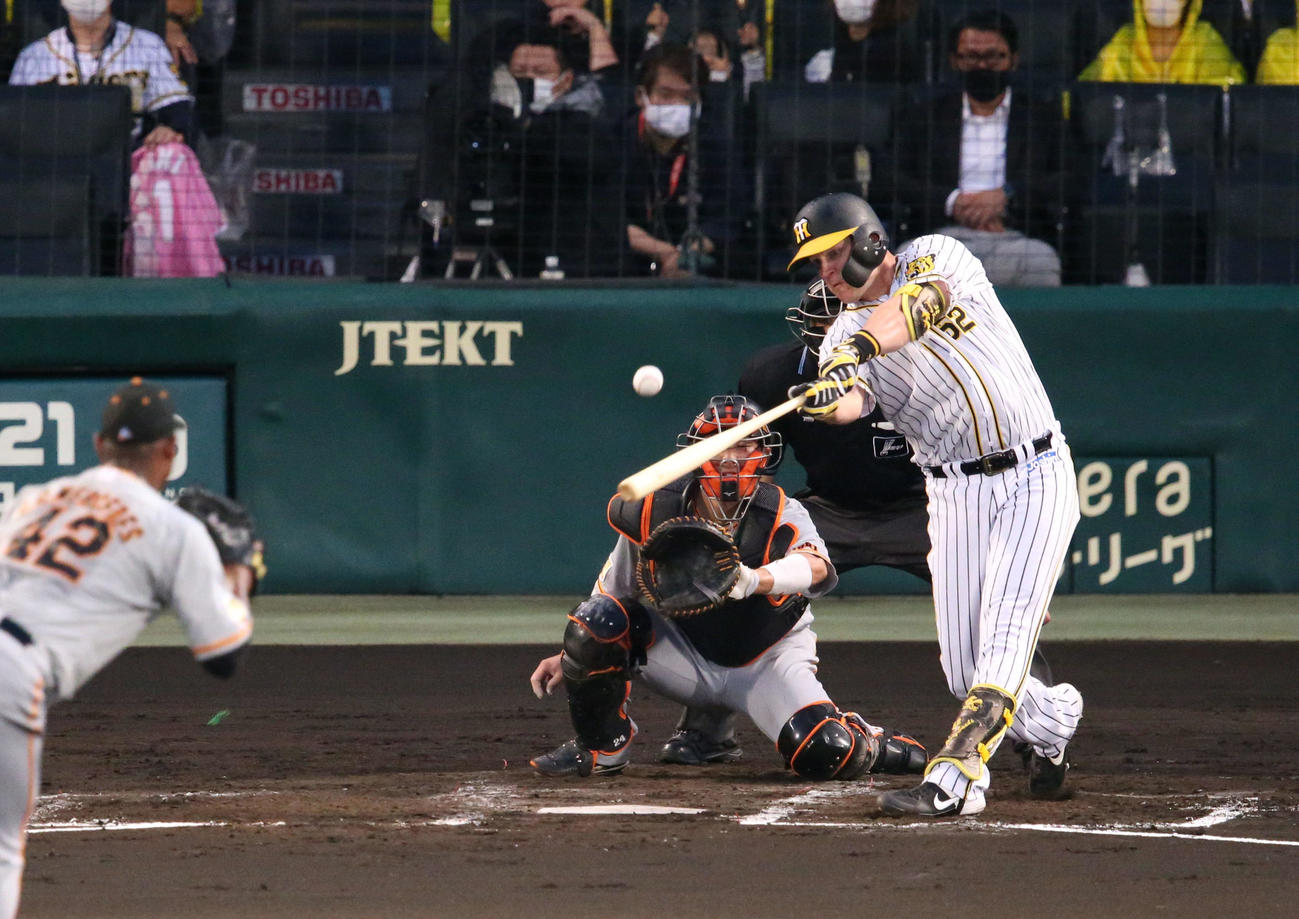 阪神対巨人　2回裏阪神無死二塁、先制の左適時二塁打を放つサンズ（撮影・上山淳一）