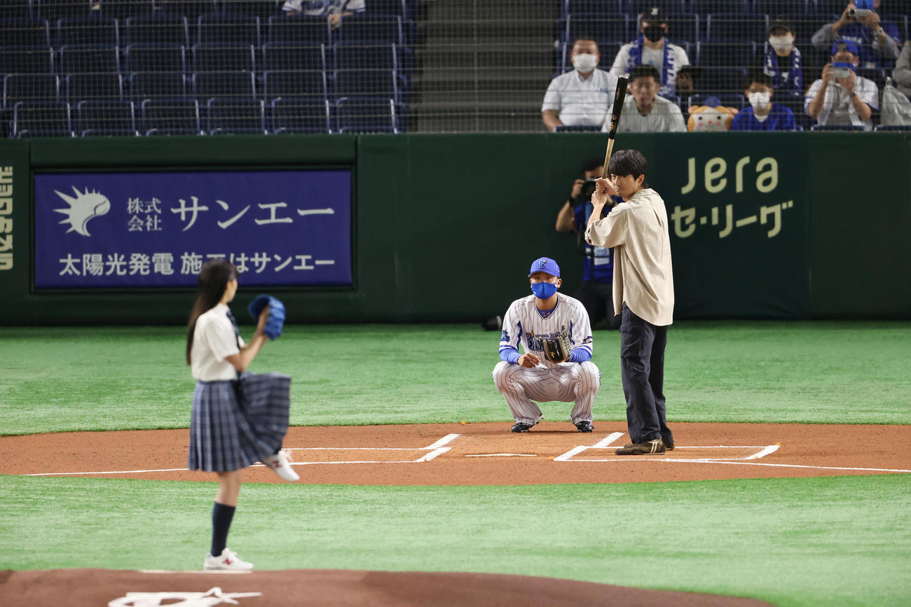 DeNA対広島　試合前、始球式に登板する関水渚（左）の打席に立つ仲村トオル（撮影・垰建太）