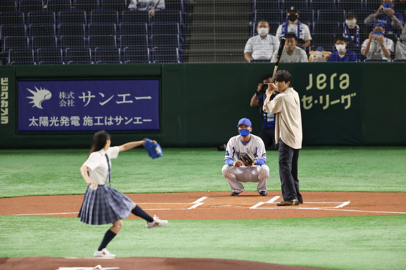 DeNA対広島　試合前、始球式に登板する関水渚（左）の打席に立つ仲村トオル（撮影・垰建太）