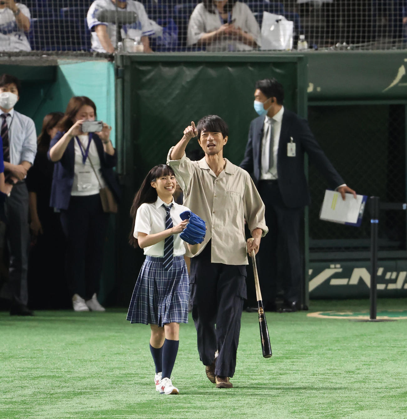DeNA対広島　試合前、始球式に登場する関水渚（左）と仲村トオル（撮影・垰建太）