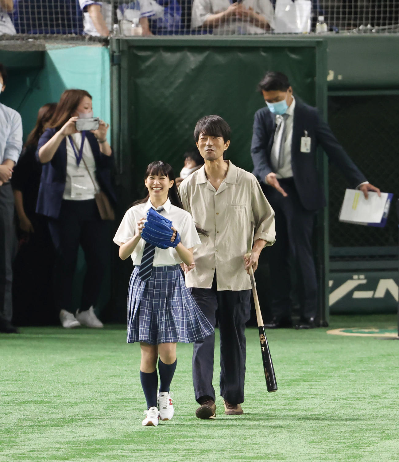 DeNA対広島　試合前、始球式に登場する関水渚（左）と仲村トオル（撮影・垰建太）