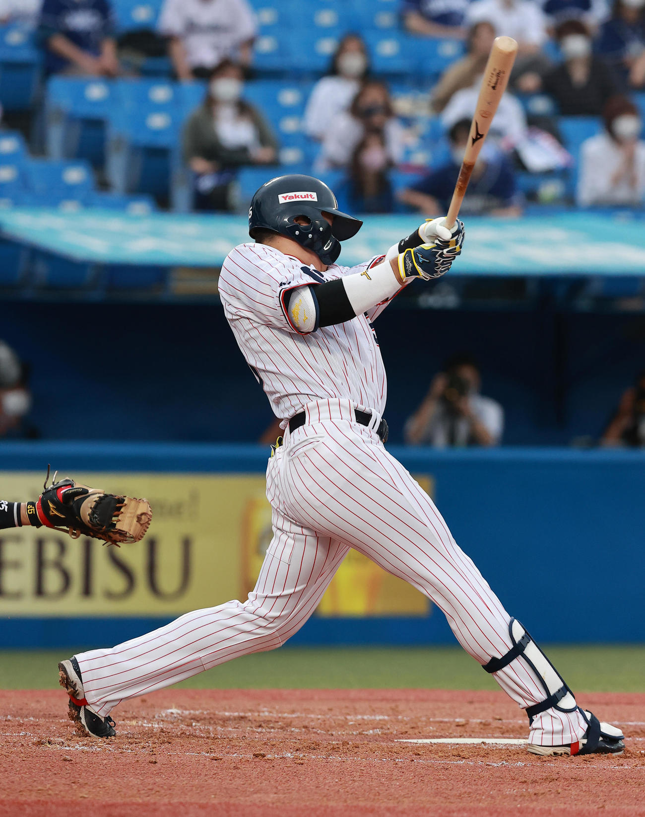 ヤクルト対中日　1回裏ヤクルト2死二塁、右越え先制2点本塁打を放つ村上（撮影・野上伸悟）