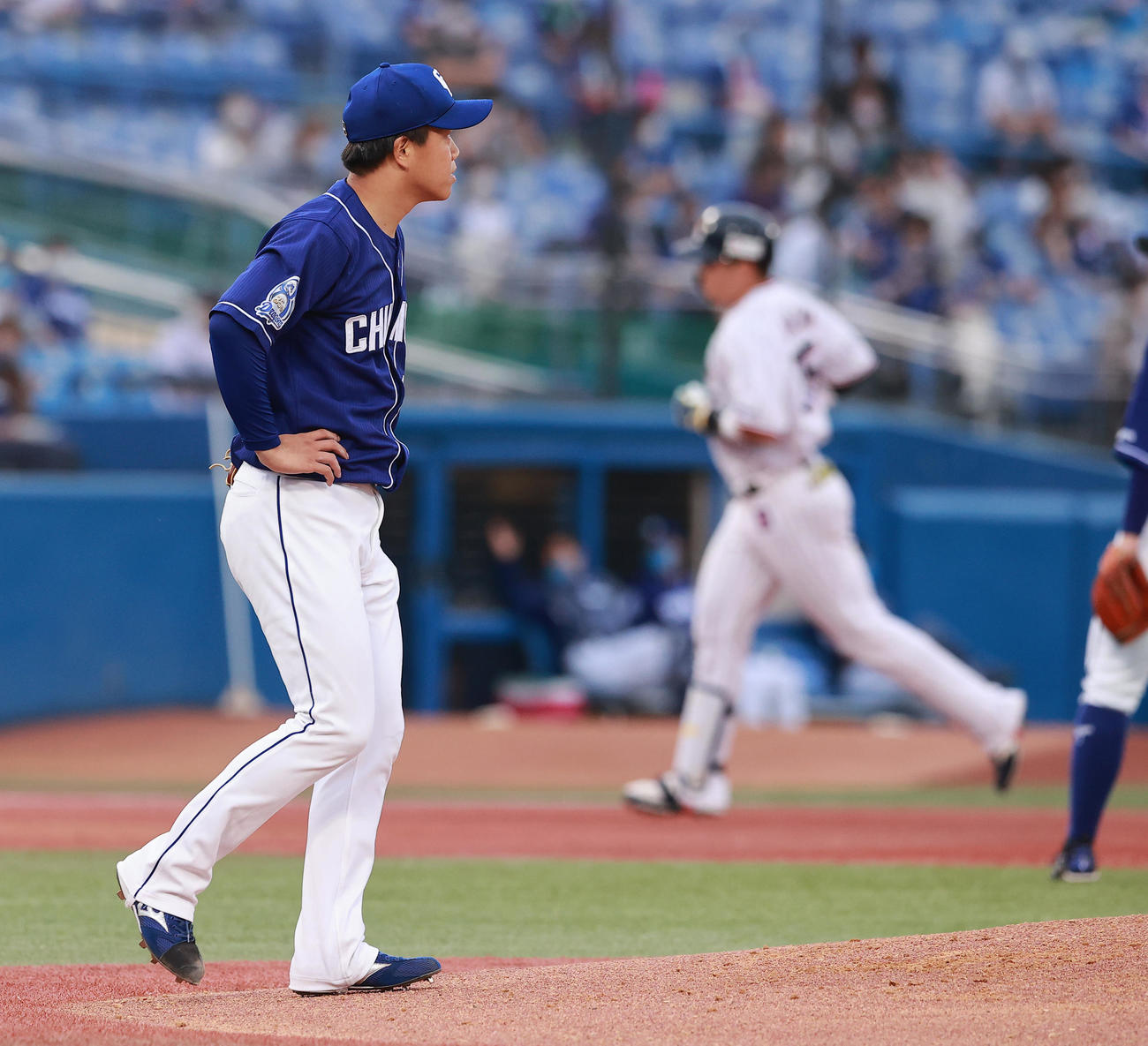 ヤクルト対中日　1回裏ヤクルト2死二塁、村上（奥）に右越え先制2点本塁打を許す柳裕（撮影・野上伸悟）