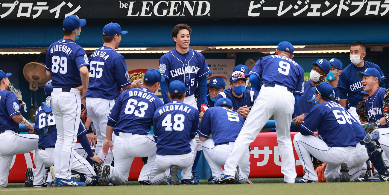 ヤクルト対中日　ロッテからトレードで移籍後、初出場となる中日加藤翔（奥中央）は、試合前の円陣で声出しを行う（撮影・野上伸悟）