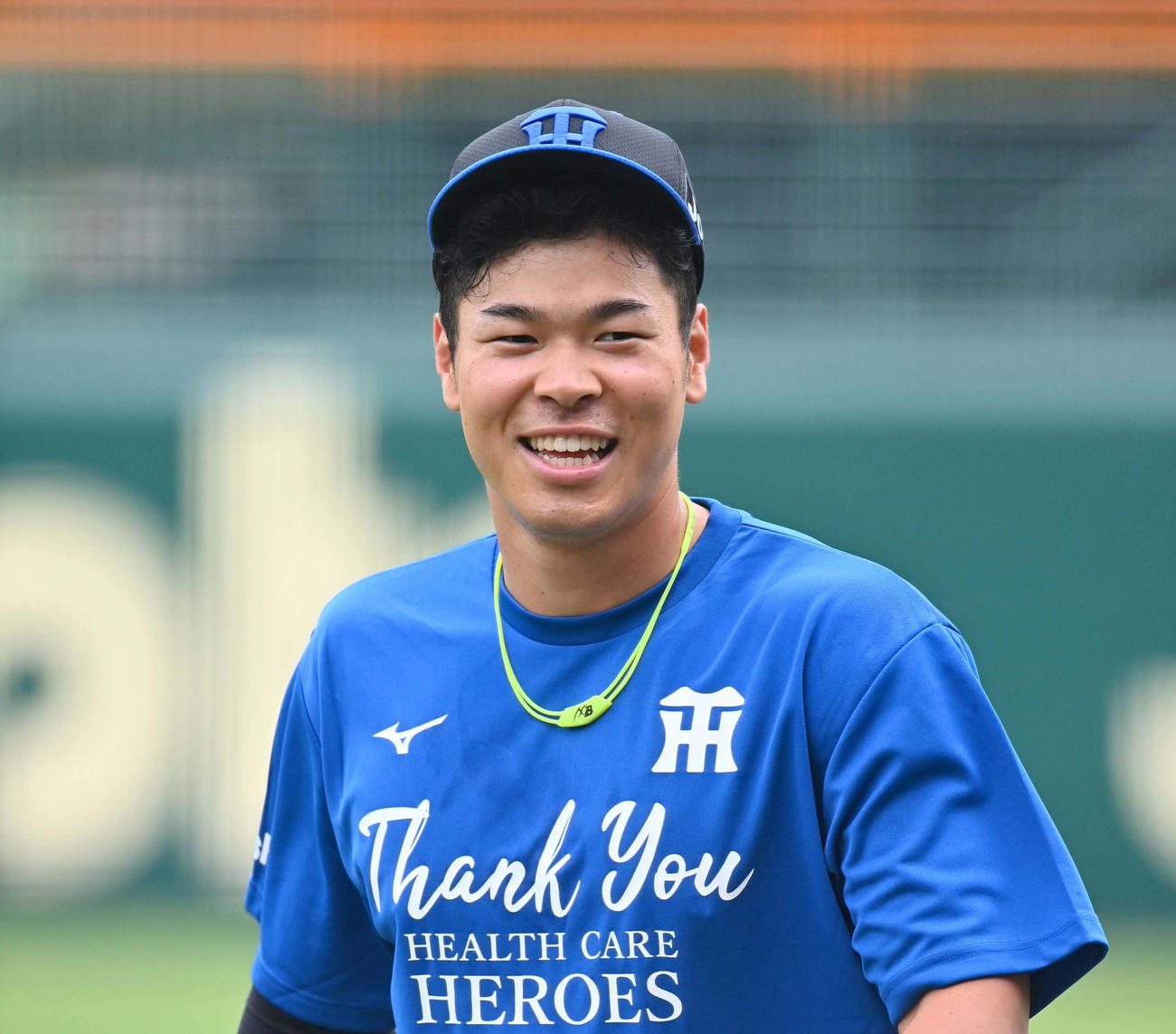 医療従事者への感謝を伝えるTシャツを着て笑顔を見せる佐藤輝（撮影・上田博志）