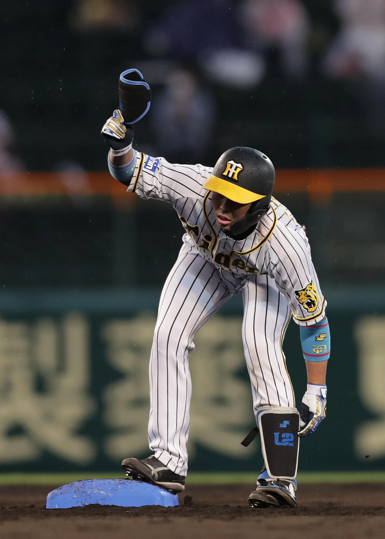 阪神対巨人　2回裏阪神1死二塁、左翼線に適時二塁打を放ち、ベンチのナインに手を上げる梅野（撮影・前田充）