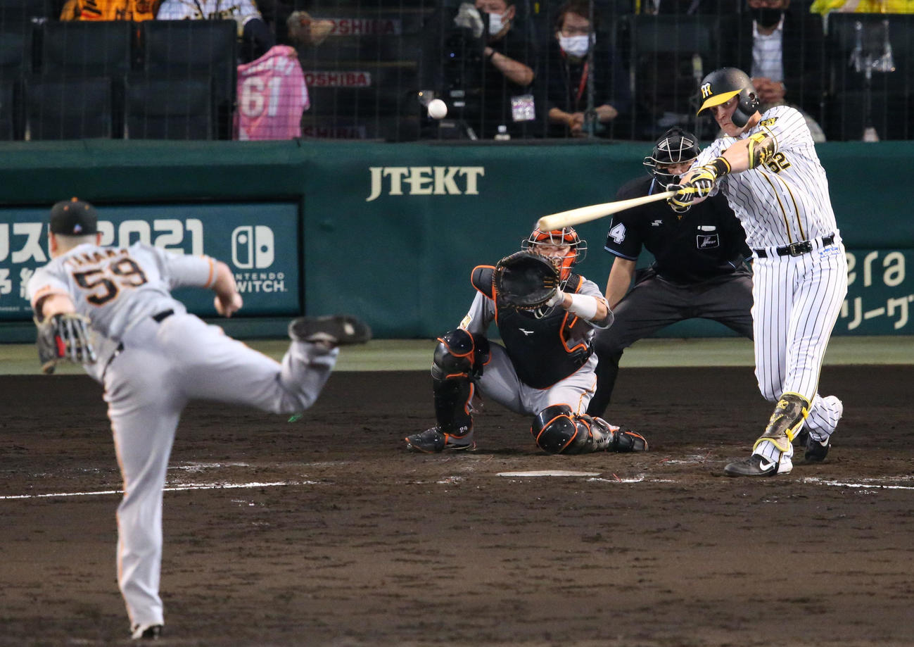 阪神対巨人　3回裏阪神無死満塁、サンズは右越え満塁本塁打を放つ（撮影・上山淳一）