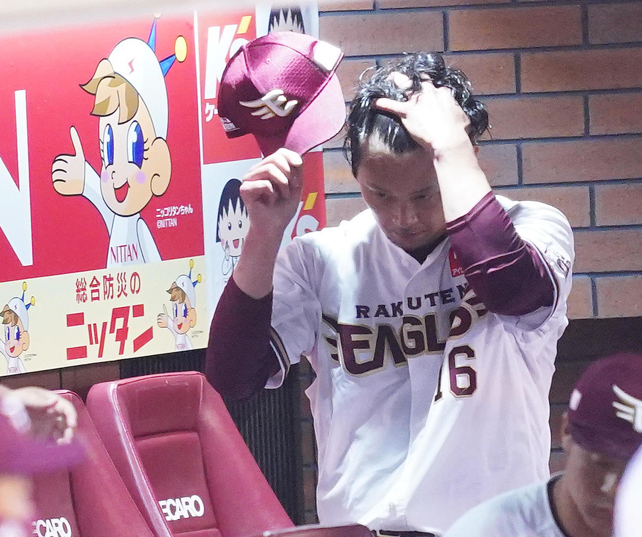 楽天対オリックス　3回の投球を終え、このイニング4失点の楽天涌井は、ベンチで頭を抱える（撮影・菅敏）