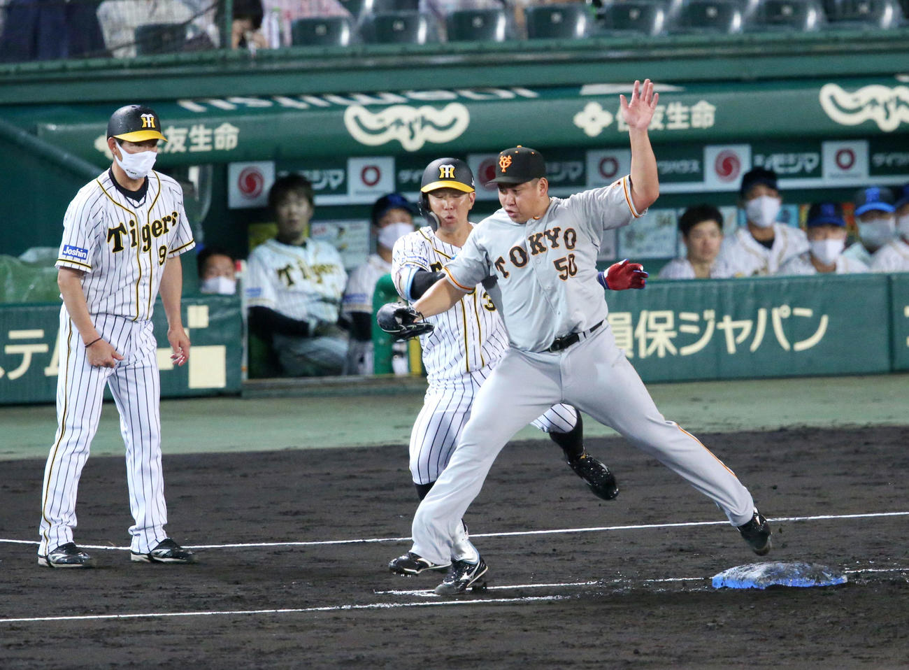 阪神対巨人　5回裏阪神1死、戸根（手前）は糸原（左から2人目）の一ゴロでベースカバーに入り交錯する（撮影・上山淳一）