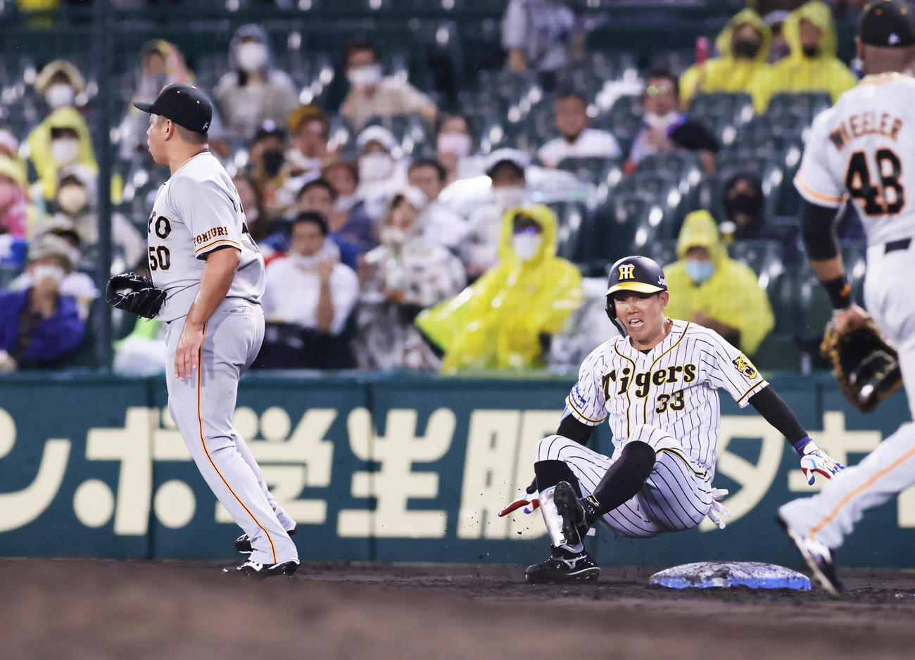 阪神対巨人　5回裏巨人1死、糸原（右）は一ゴロに倒れた際、ベースカバーに入った戸根とぶつかり尻もちをつく（撮影・足立雅史）