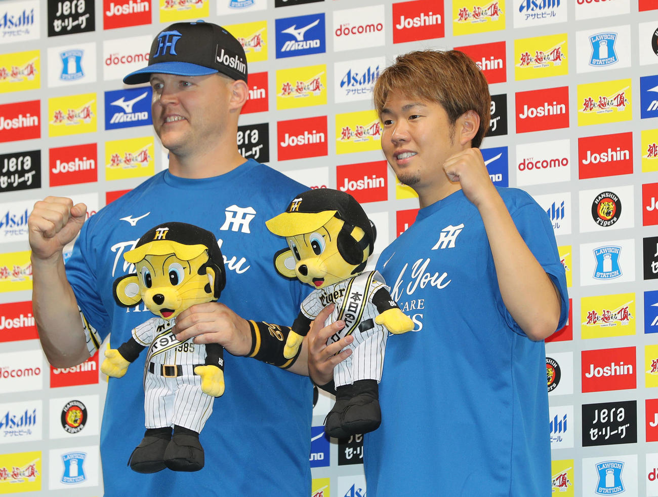 阪神対巨人　ヒーローインタビューを終え笑顔でガッツポーズする阪神サンズ（左）と西勇（撮影・前田充）