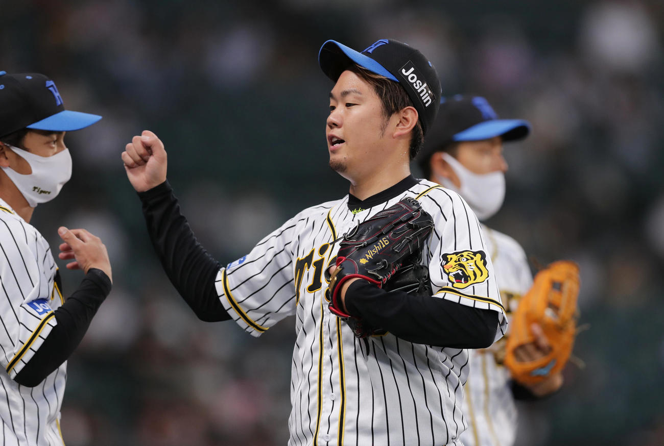 阪神対巨人　1回表巨人2死満塁、中島を三ゴロに仕留めピンチをしのぎ、ベンチへ戻る西勇（撮影・前田充）