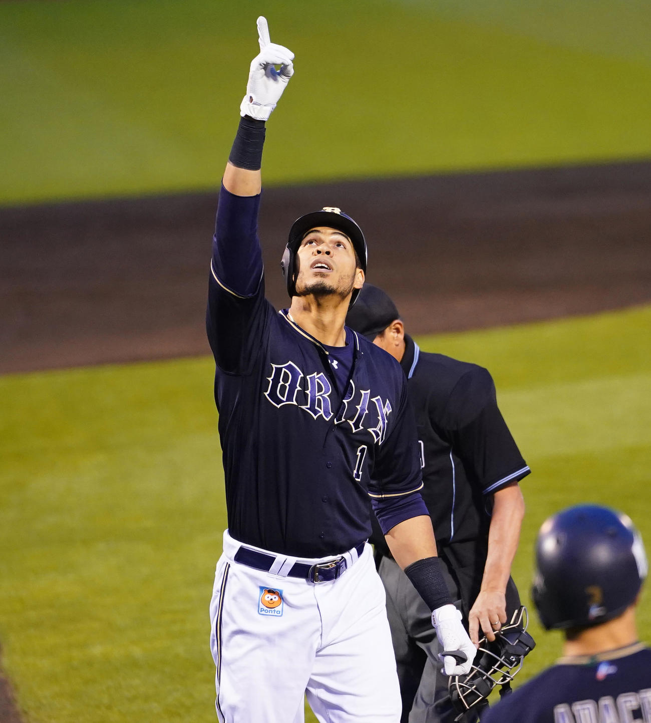 楽天対オリックス　3回表オリックス2死二塁、右中間に2点本塁打を放ち、指を突き上げるモヤ（撮影・菅敏）