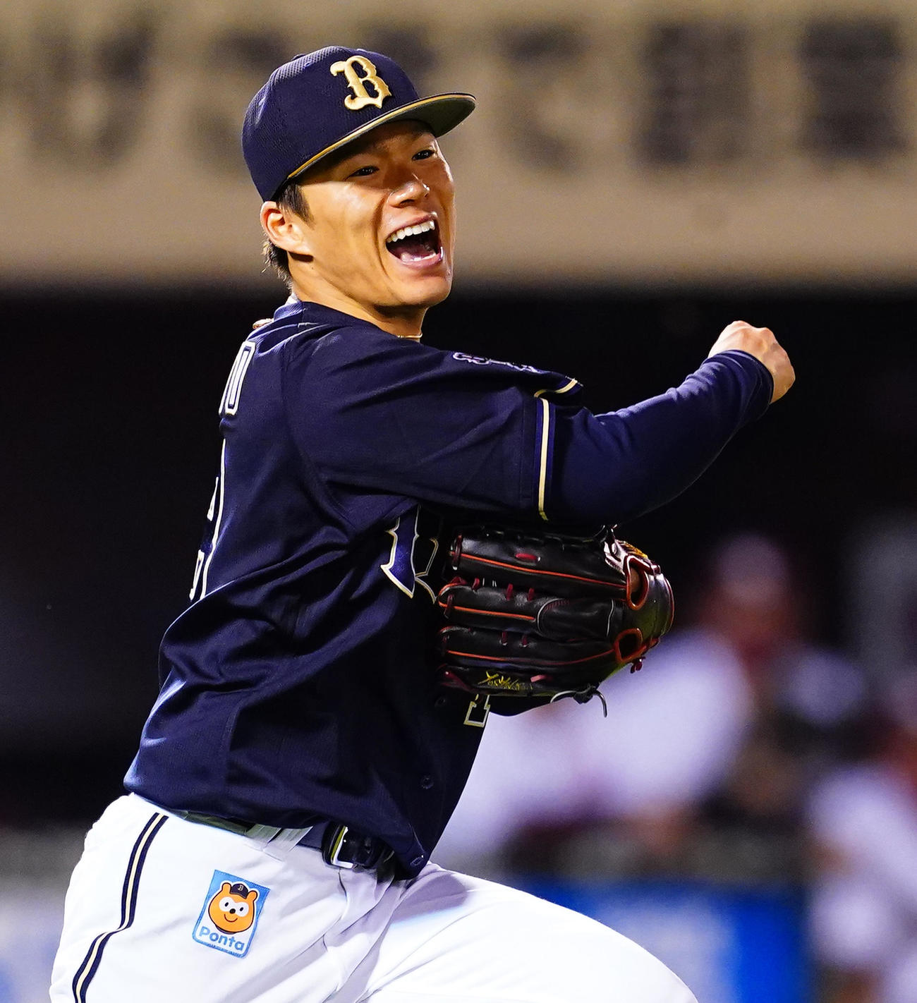 楽天対オリックス　5回裏楽天無死、山崎剛の投ゴロを処理し、一塁へ笑顔で送球する山本（撮影・菅敏）