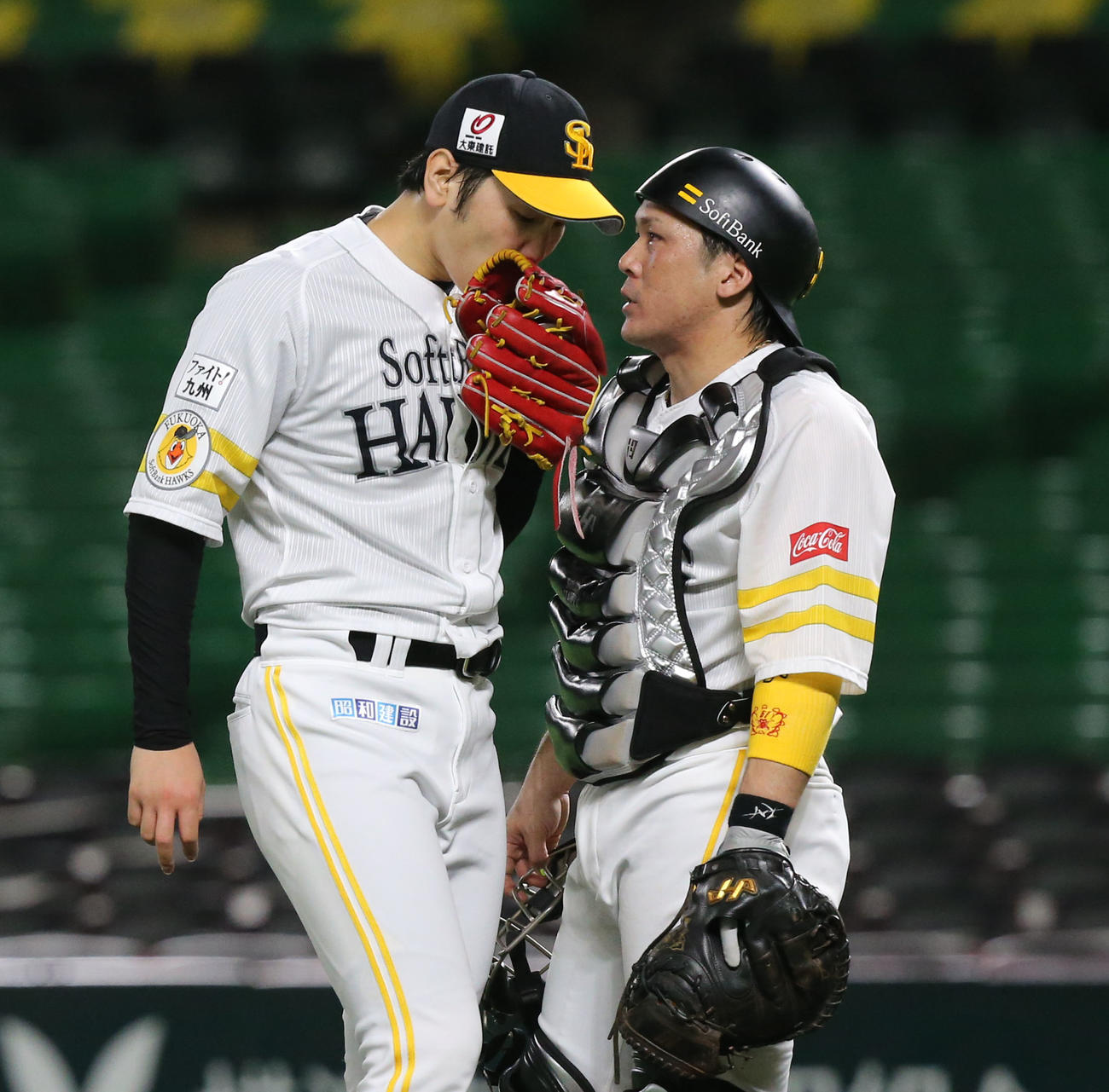 ソフトバンク対日本ハム　3回表日本ハム2死満塁、甲斐はマウンドに行き石川に声を掛ける（撮影・屋方直哉）