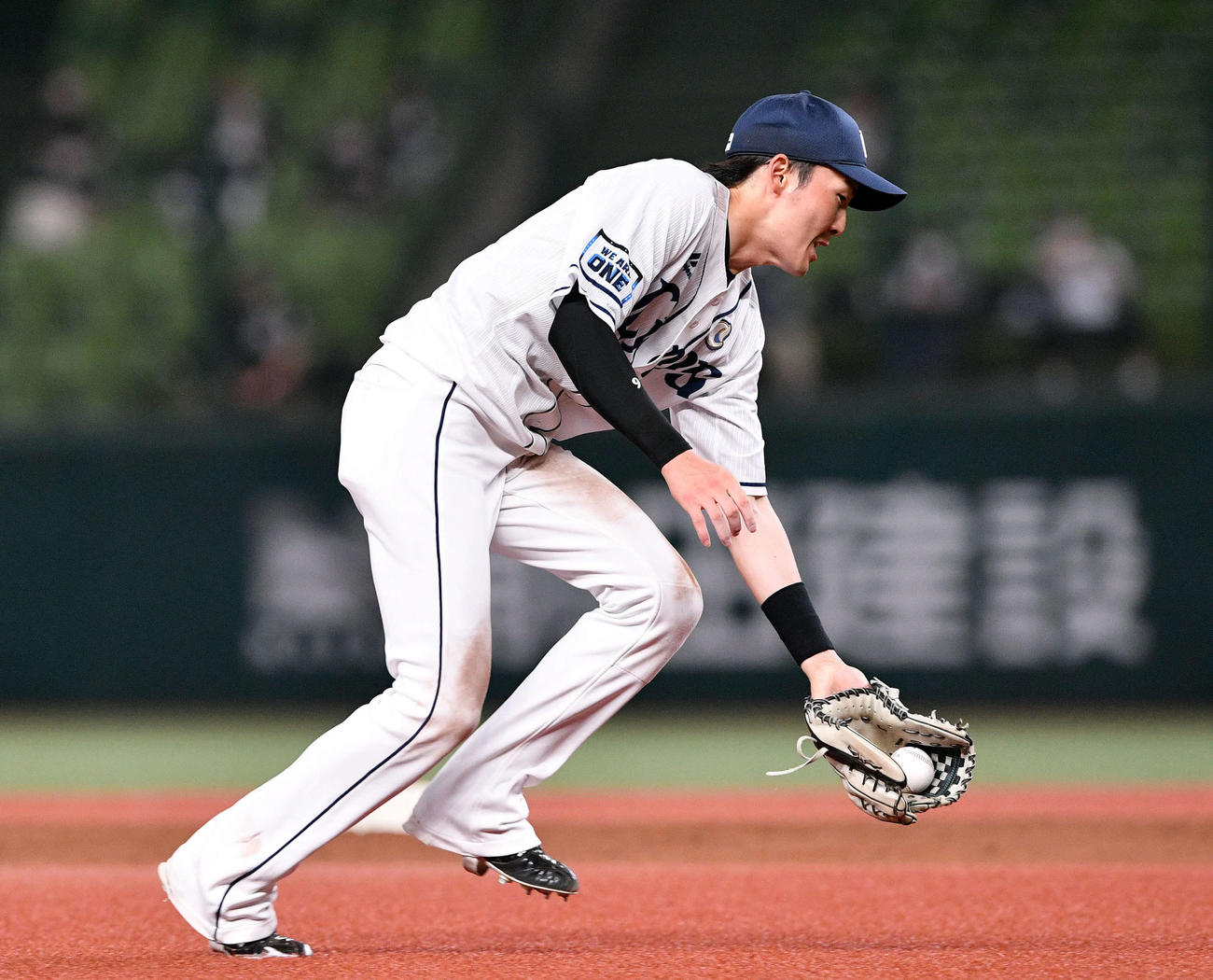西武対ロッテ　3回表ロッテ2死一、二塁、中村奨の遊ゴロをさばく源田（撮影・滝沢徹郎）
