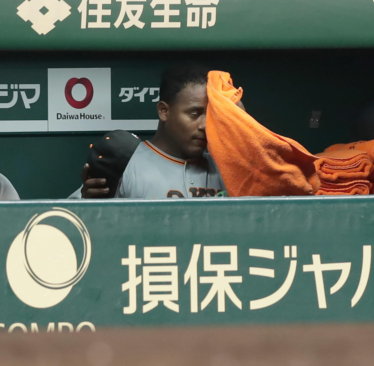 阪神対巨人　3回裏阪神無死満塁、降板したメルセデスはベンチへ戻り悔しそうに汗をふく（撮影・前田充）