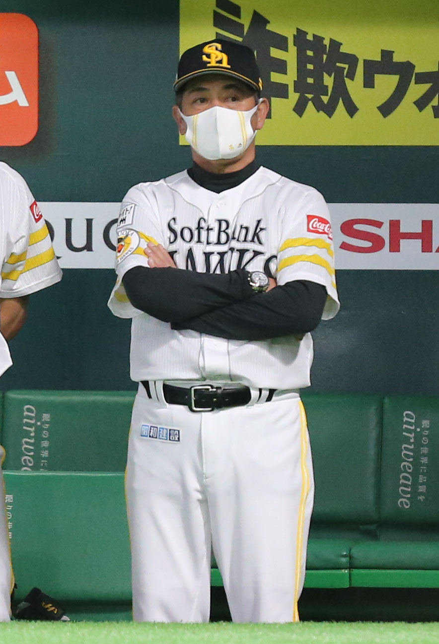 ソフトバンク対日本ハム　9回裏、試合を見つめる工藤監督（撮影・屋方直哉）