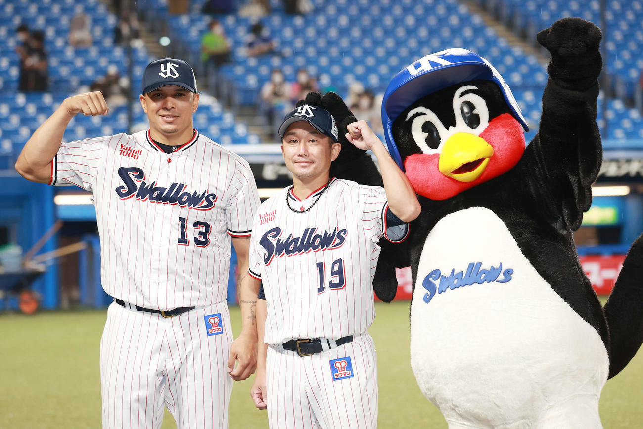 ヤクルト対中日　決勝本塁打のオスナ（左）と3勝目の石川はつば九郎とガッツポーズ（撮影・野上伸悟）