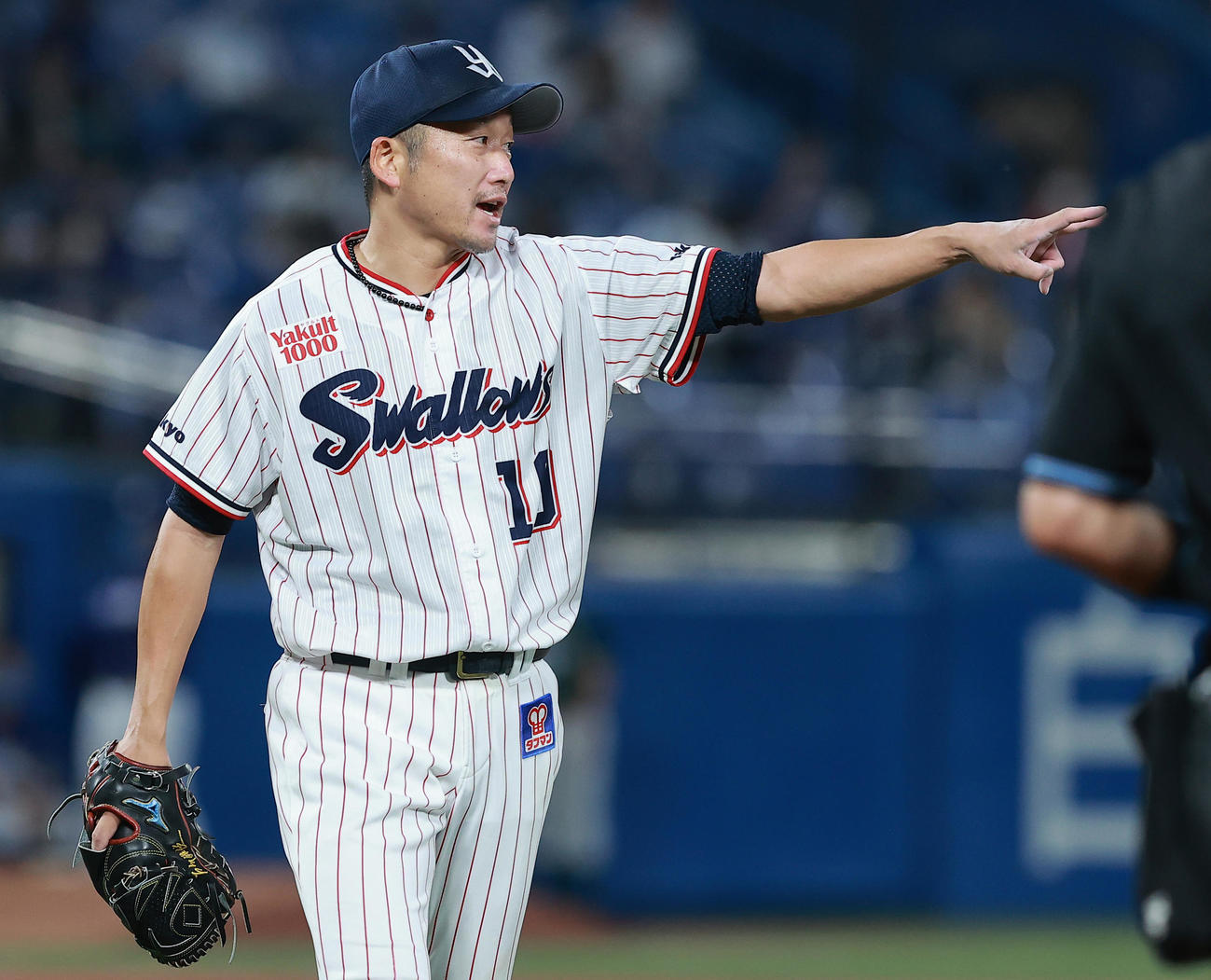 ヤクルト対中日　6回表中日1死一塁、堂上を二ゴロ併殺に仕留め山田を指さす石川（撮影・野上伸悟）