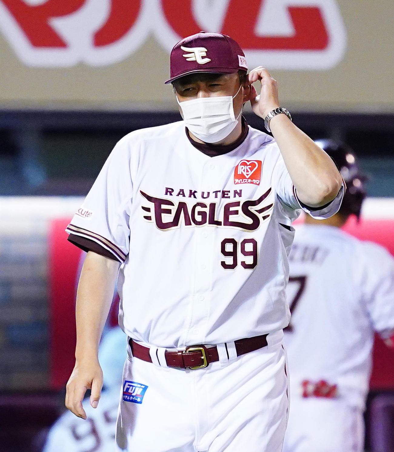 楽天対オリックス　8回、交代を告げにフィールドに入る楽天石井GM兼監督（撮影・菅敏）