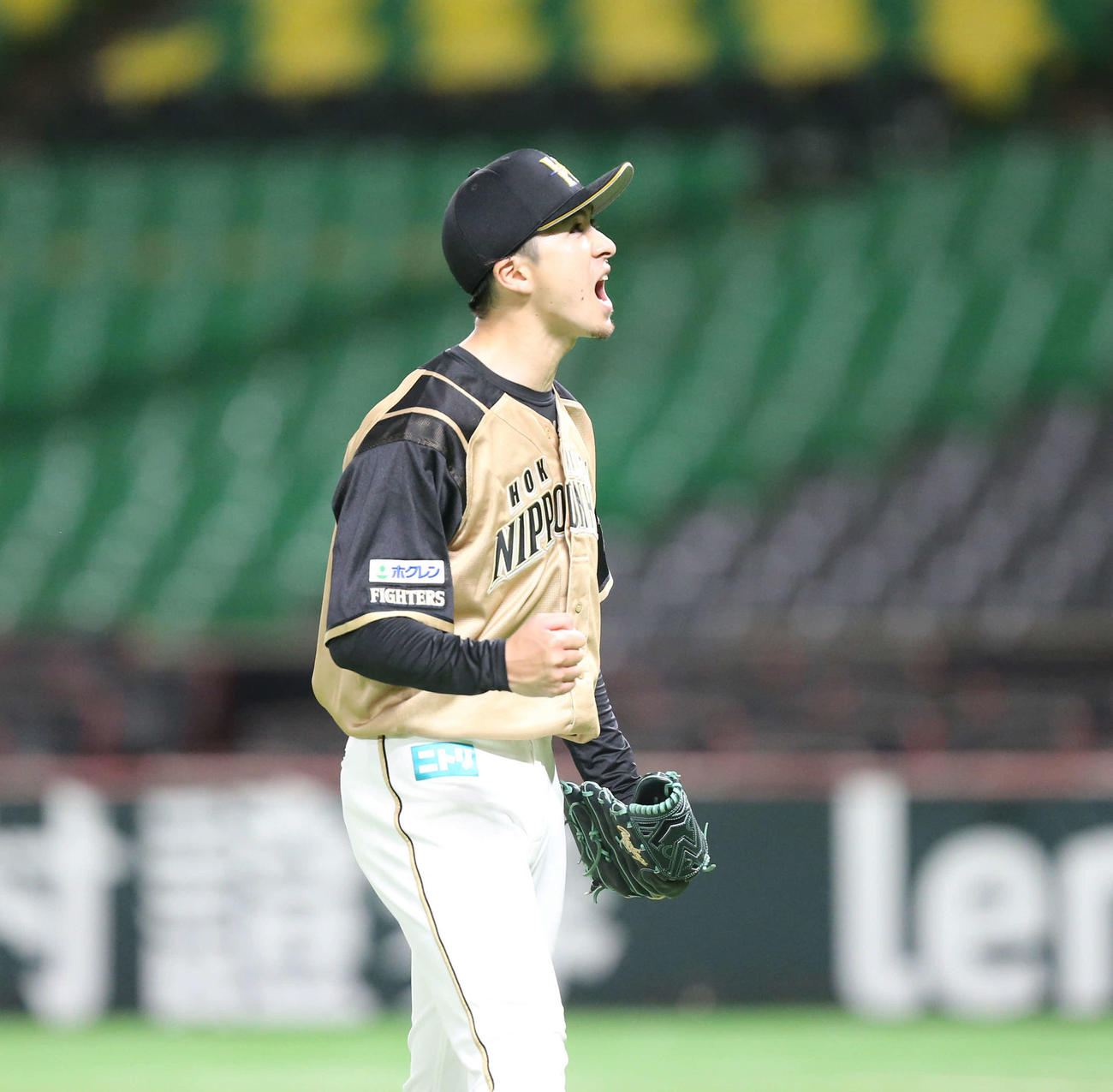 ソフトバンク対日本ハム　完投勝利で6勝目を挙げてガッツポーズする上沢（撮影・屋方直哉）