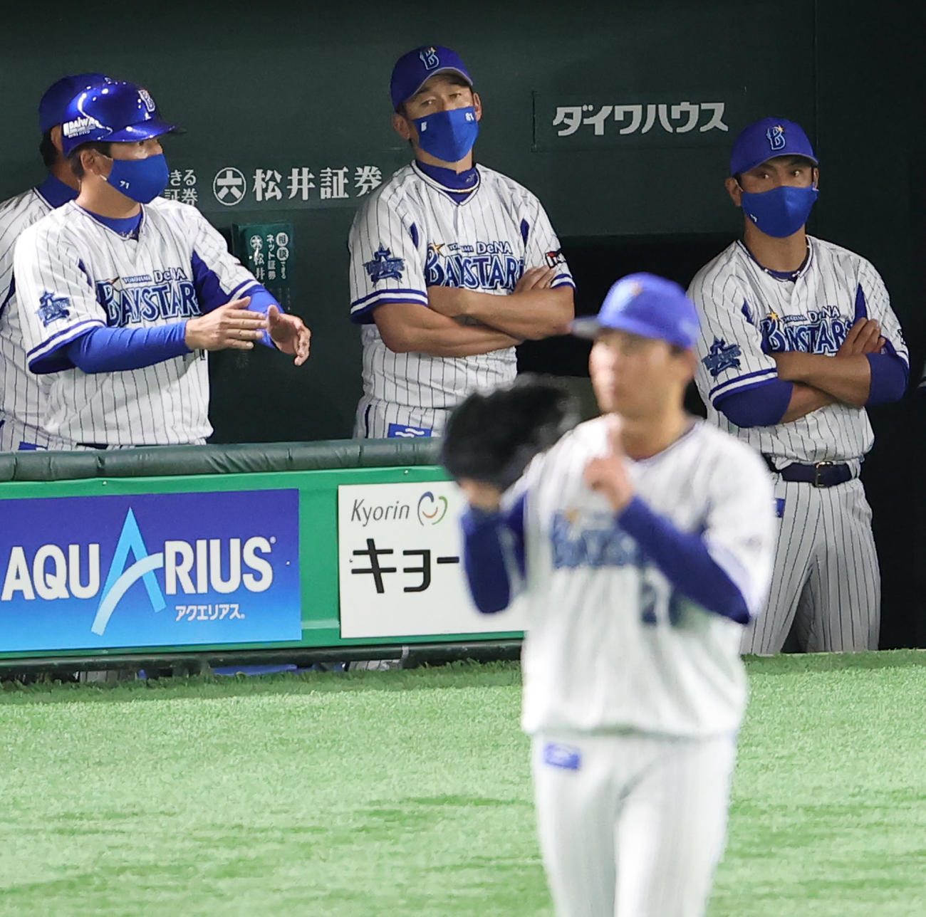 DeNA対広島　3回表広島無死二塁、DeNA先発の浜口（手前）をじっと見つめる三浦監督（中央）（撮影・垰建太）