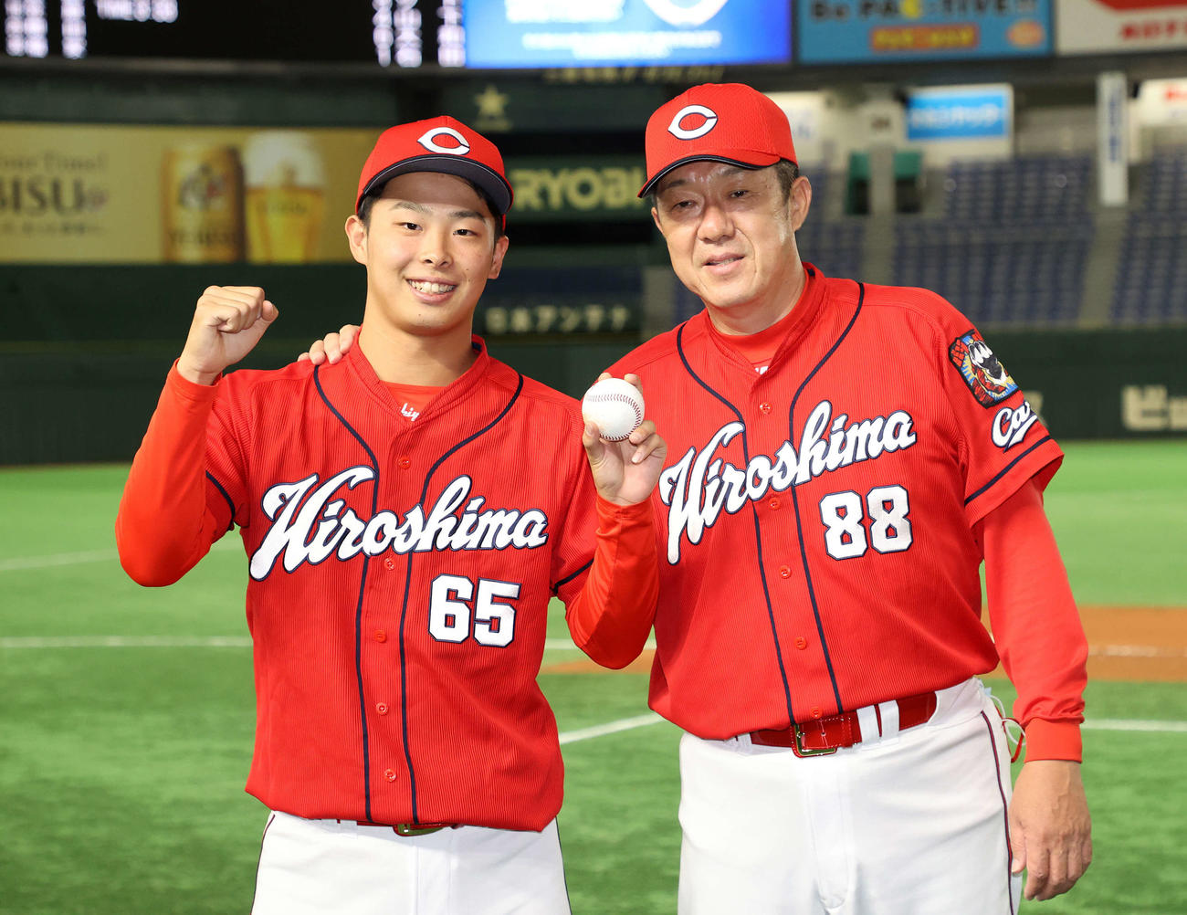 DeNA対広島　初勝利し佐々岡監督（右）と写真に納まる広島玉村（撮影・鈴木正人）
