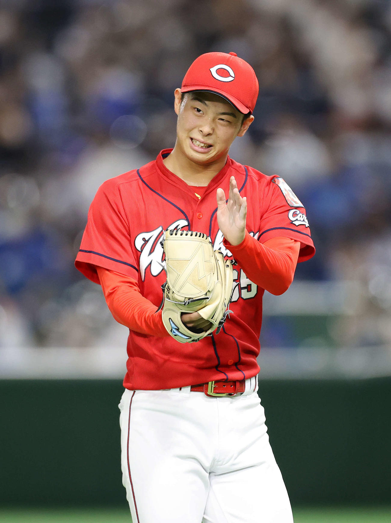 DeNA対広島　5回裏、DeNAの攻撃を抑え手をたたく広島玉村（撮影・鈴木正人）