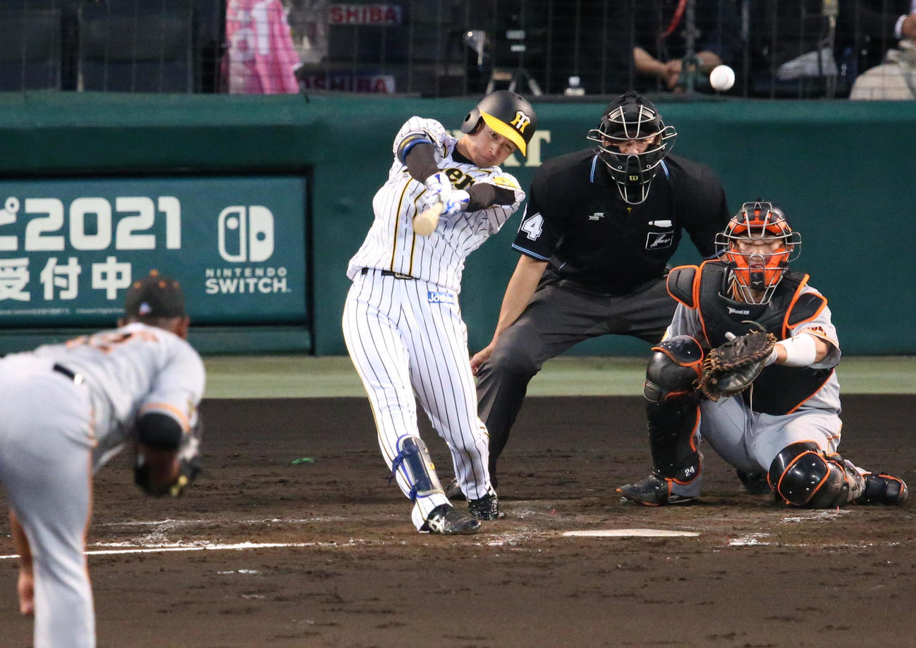 阪神対巨人　2回裏阪神2死二塁、近本は左中間に適時二塁打を放つ（撮影・上山淳一）
