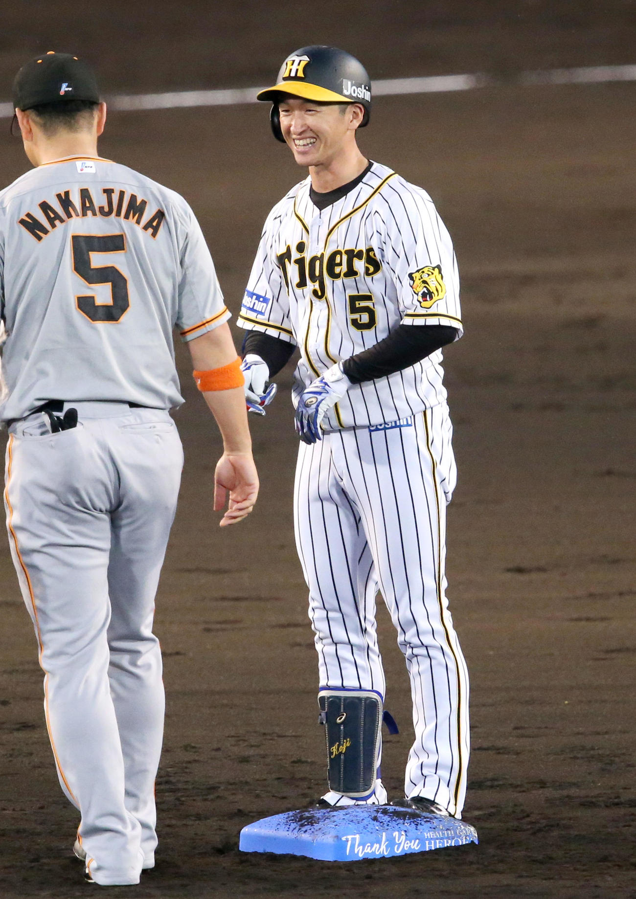 阪神対巨人　2回裏阪神2死二塁、近本（右）は左に適時二塁打を放ち二塁で笑顔を見せる（撮影・上山淳一）