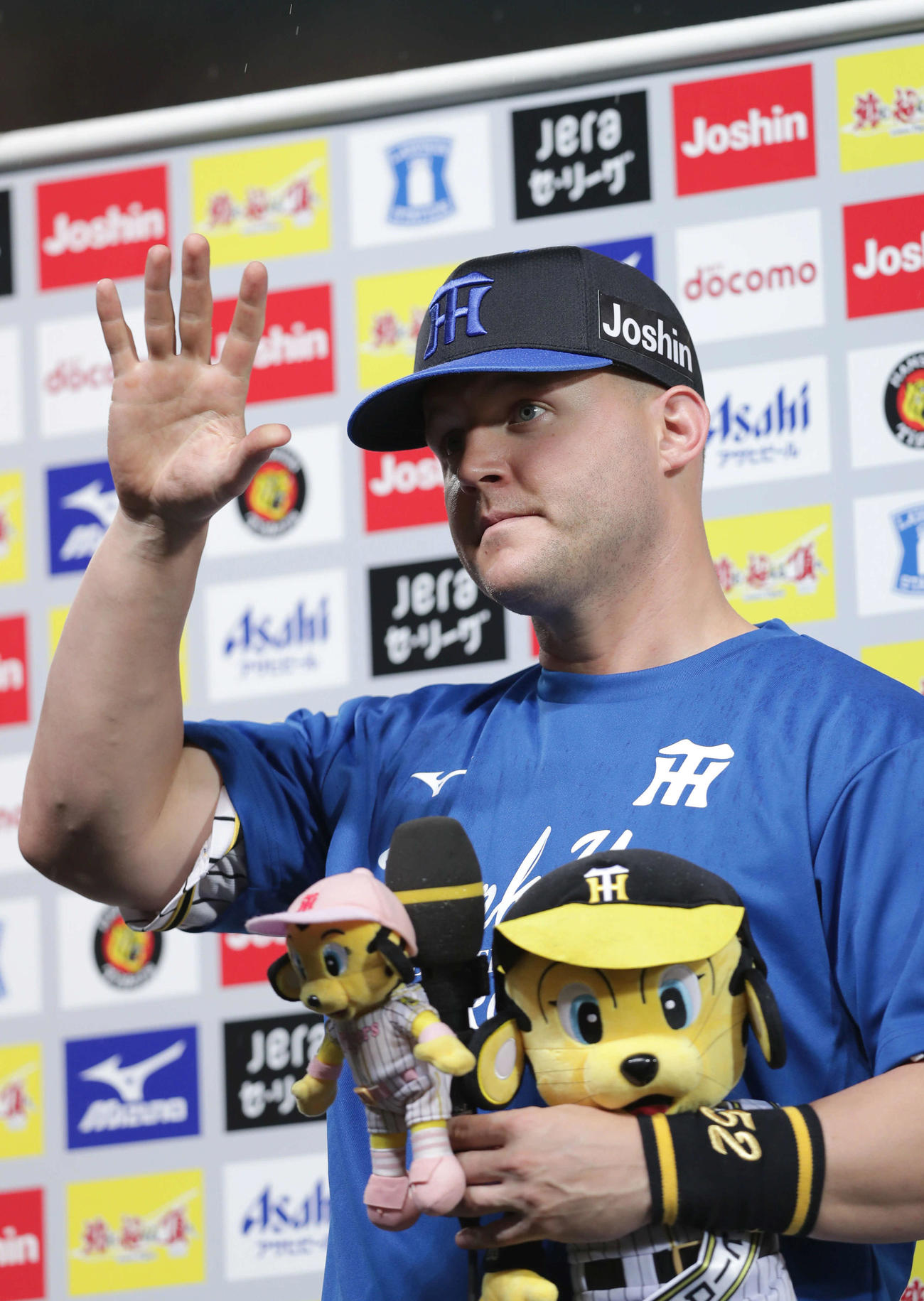 阪神対巨人　ヒーローインタビューでファン・ソッコに手を振る阪神サンズ（撮影・前田充）