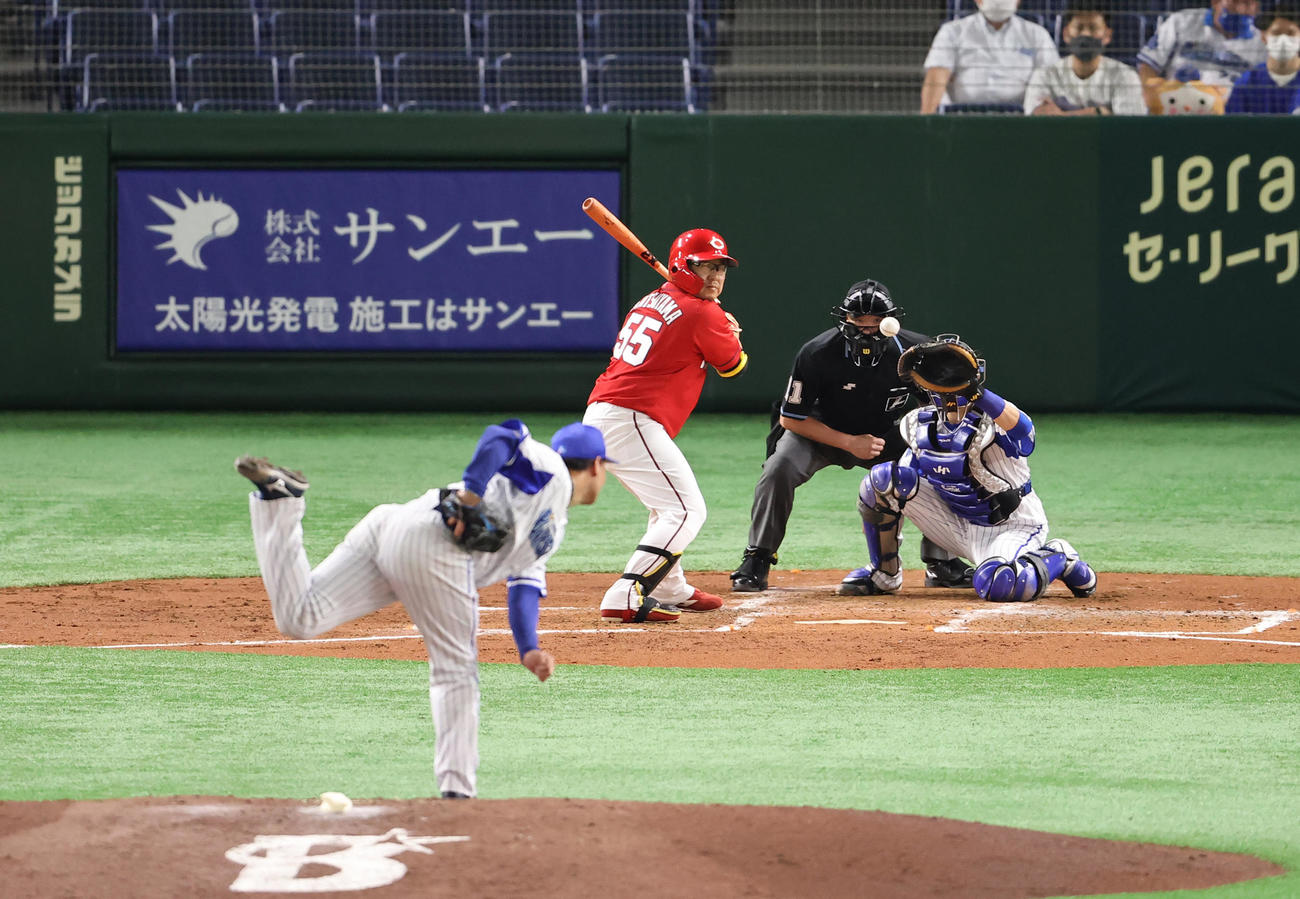 DeNA対広島　3回表広島無死満塁、押し出しの四球を選ぶ松山。投手浜口（撮影・垰建太）