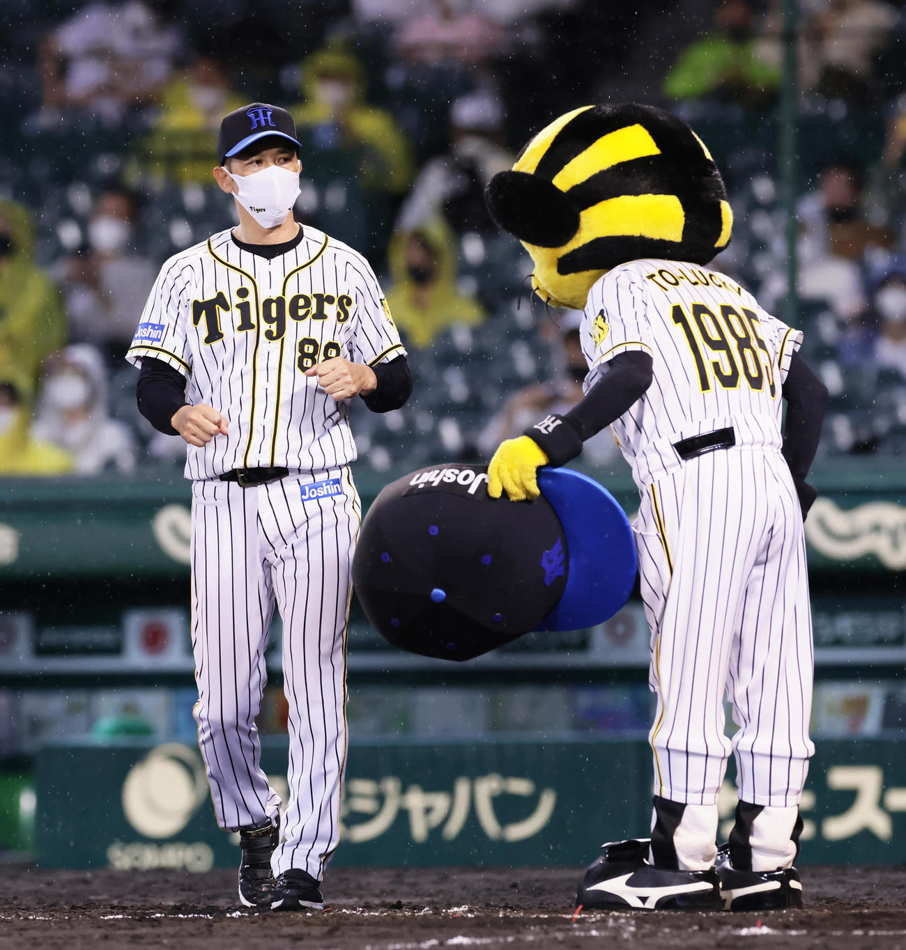 阪神対巨人　勝利しトラッキーからお辞儀される阪神矢野監督（撮影・足立雅史）
