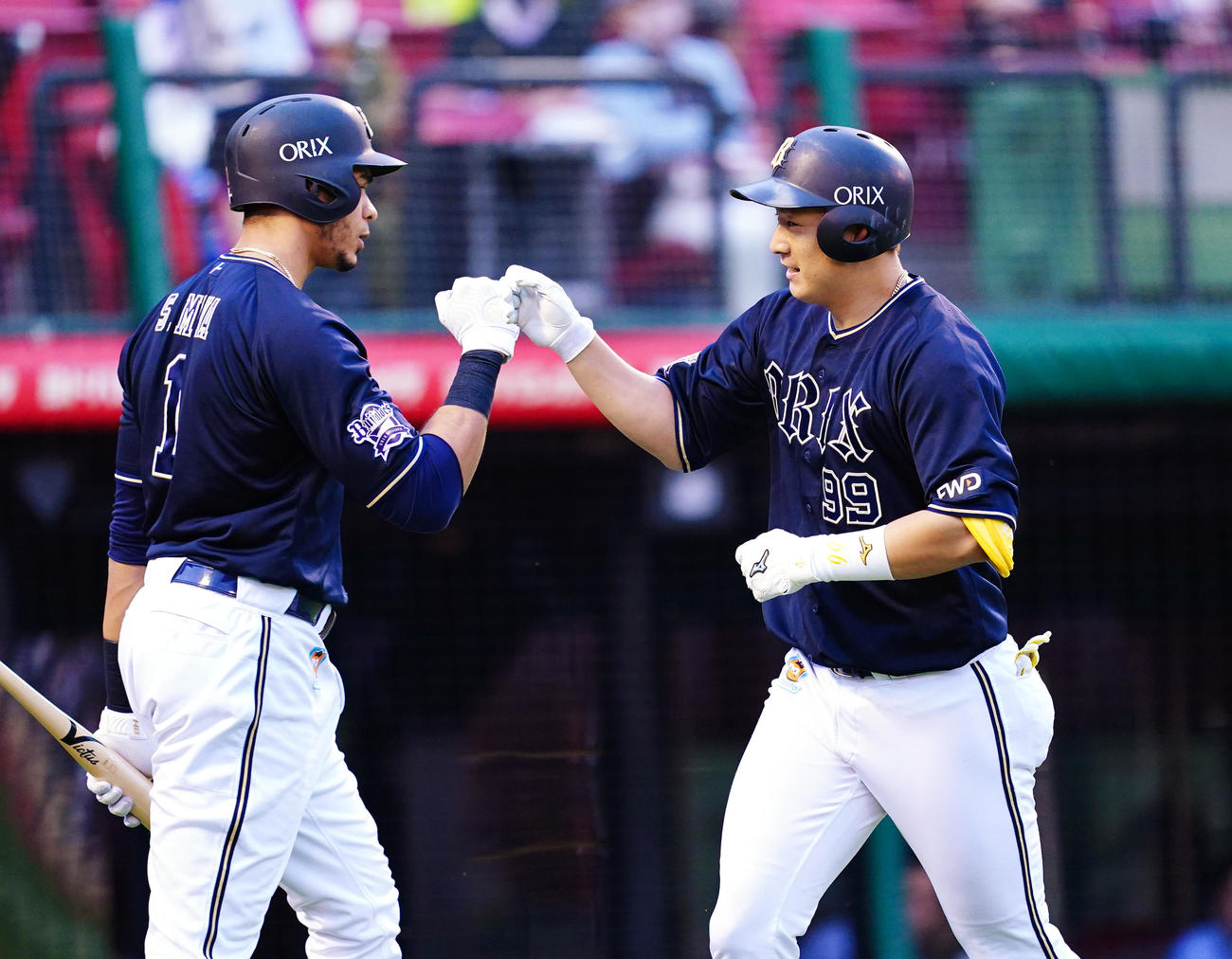 楽天対オリックス　2回表オリックス無死、右越えに先制本塁打を放ち、ナインに迎えられる杉本（右）（撮影・菅敏）