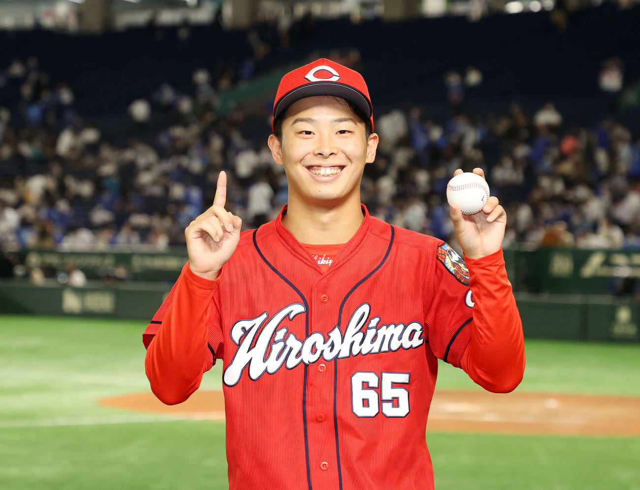 DeNA対広島　初勝利し笑顔で写真に納まる広島玉村（撮影・鈴木正人）