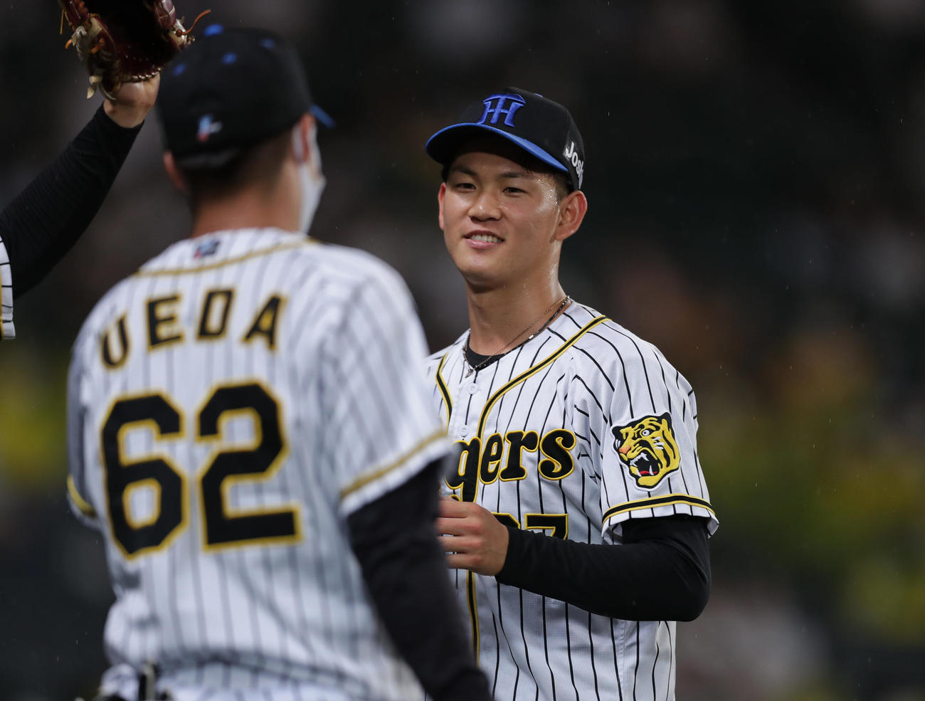 阪神対巨人　8回表の巨人打線を3者凡退に押抑え、笑顔を見せながらベンチへ戻る阪神及川（撮影・前田充）