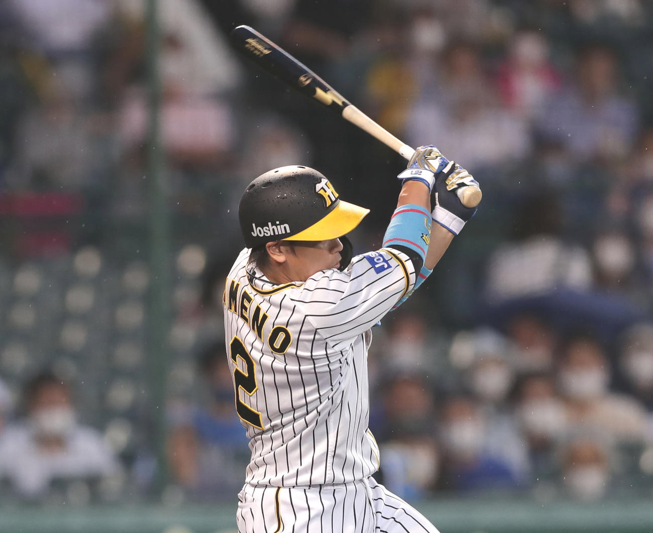 阪神対巨人　2回裏阪神1死二塁、左翼線に適時二塁打を放つ梅野（撮影・前田充）
