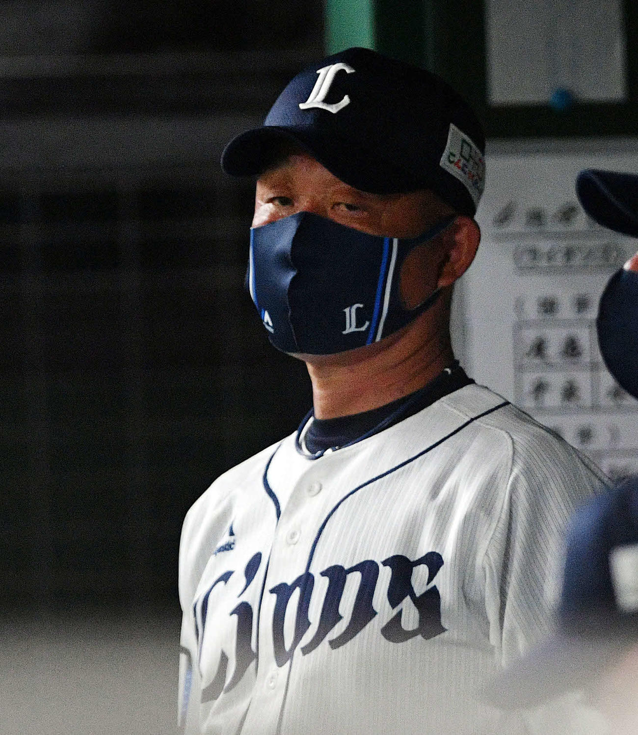 西武対ロッテ　厳しい表情で戦況を見つめる西武辻監督（撮影・滝沢徹郎）