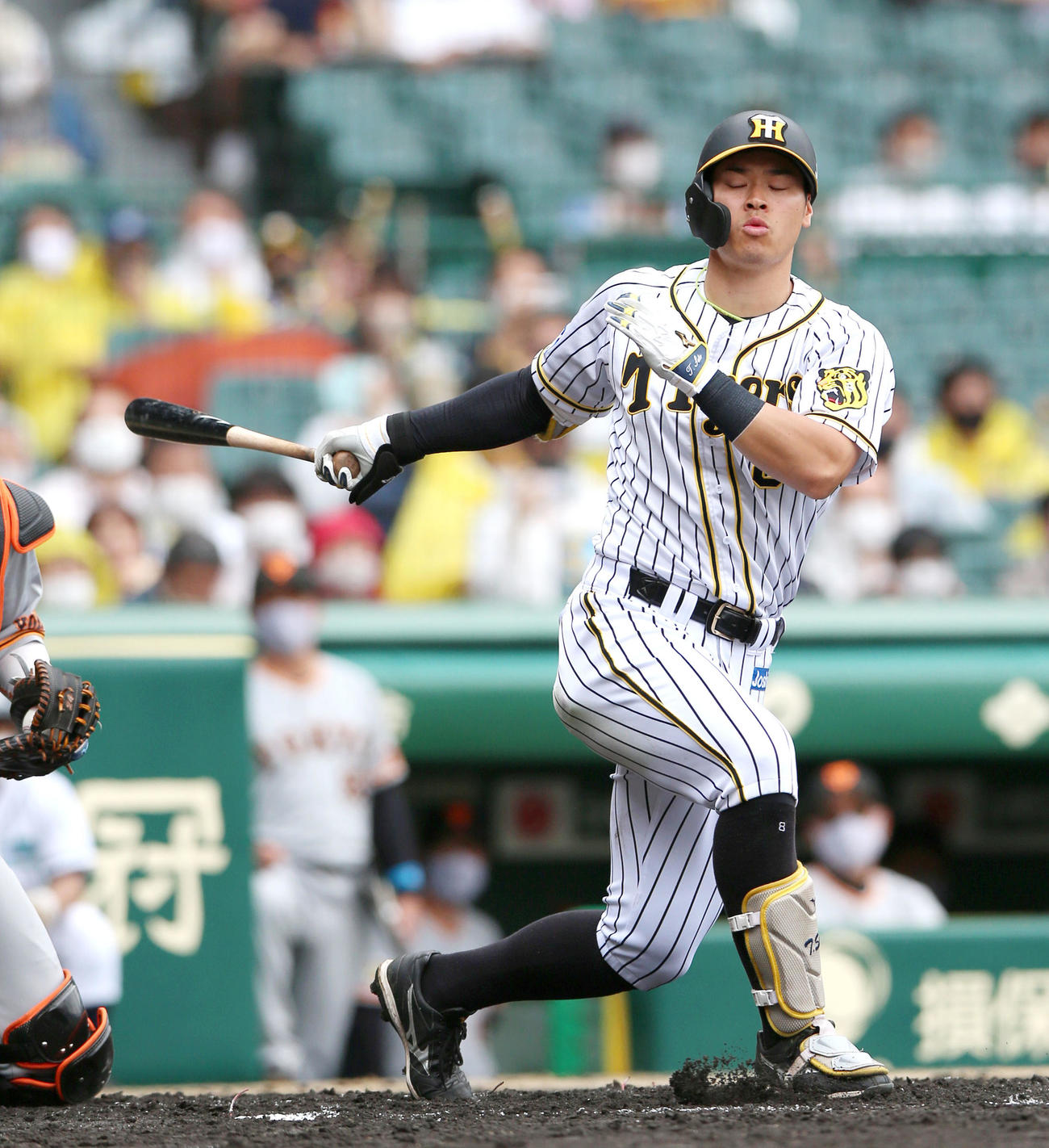 阪神対巨人　1回裏阪神1死一、三塁、佐藤輝は空振り三振に終わる（撮影・上山淳一）