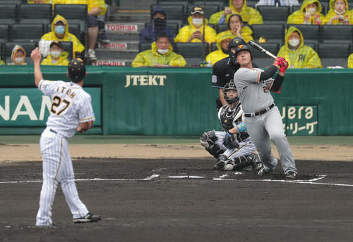阪神対巨人　1回表巨人1死二、三塁、先制の右犠飛を放つ岡本和。投手伊藤将（撮影・前田充）