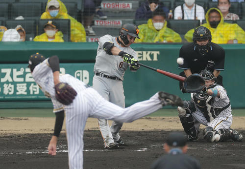 阪神対巨人　8回表巨人1死一塁、中越え2点本塁打を放つ丸。投手藤浪（撮影・前田充）
