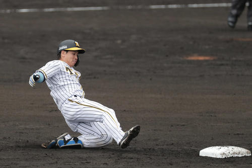 阪神対巨人　2回裏阪神1死、左翼線に二塁打を放ち二塁へ滑り込む梅野（撮影・前田充）
