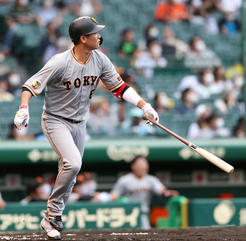 阪神対巨人　6回表巨人2死、左越え本塁打を放った坂本は通算250本塁打を記録する（撮影・上山淳一）