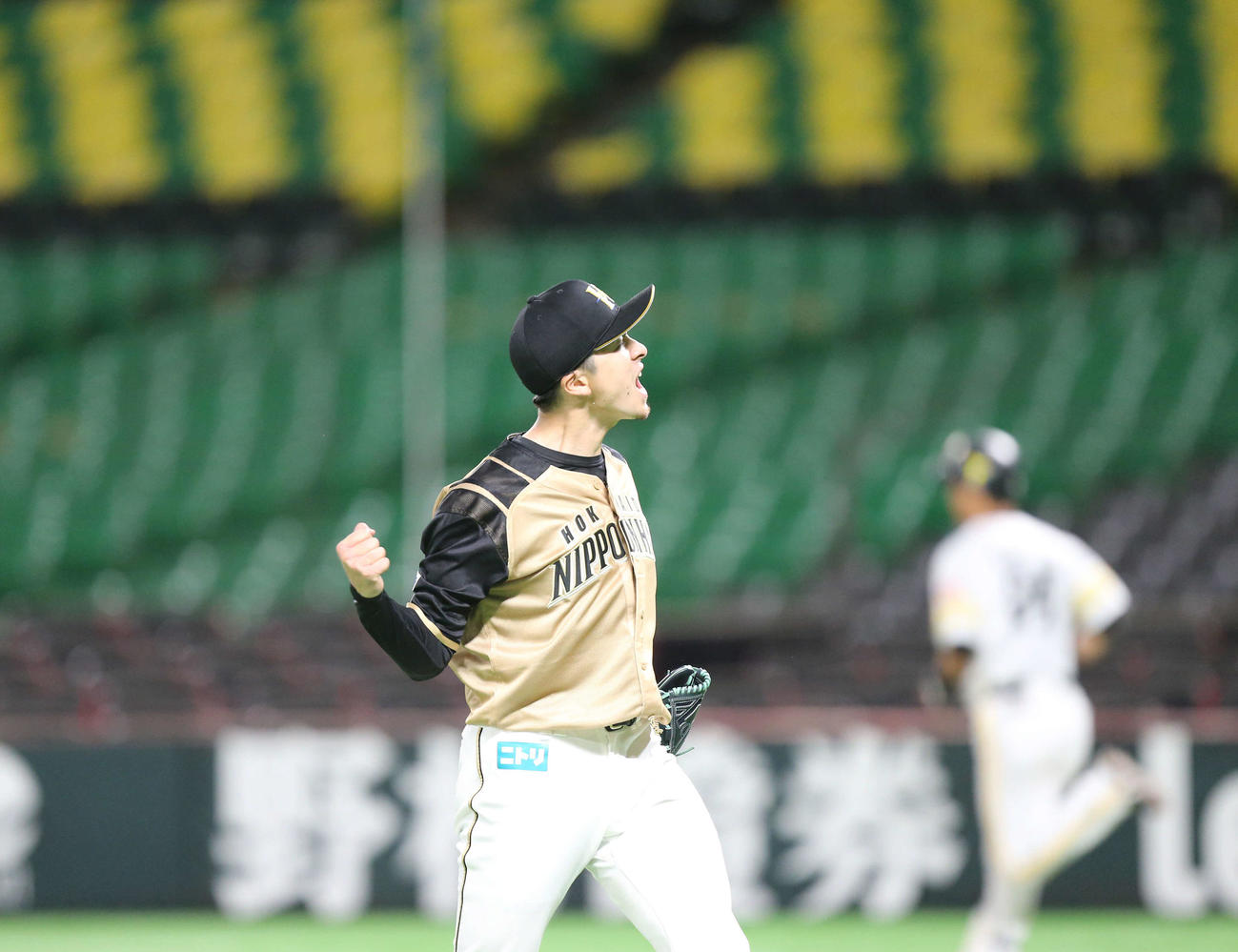 ソフトバンク対日本ハム　最後の打者・長谷川（右）を打ち取りガッツポーズする上沢（撮影・屋方直哉）