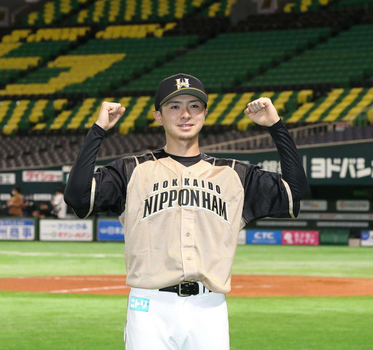 ソフトバンク対日本ハム　ヒーローインタビューでガッツポーズをする上沢（撮影・屋方直哉）