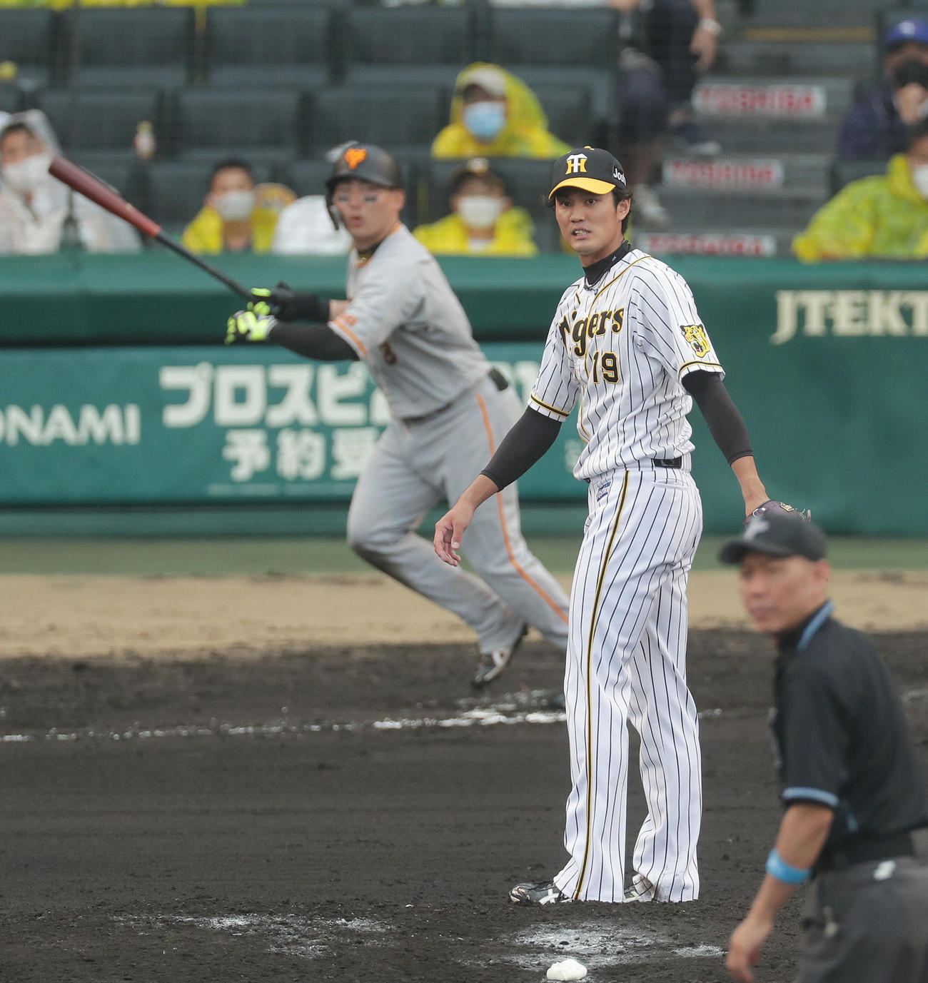 阪神対巨人　8回表巨人1死一塁、丸に中越え2点本塁打を浴びる藤浪（撮影・前田充）