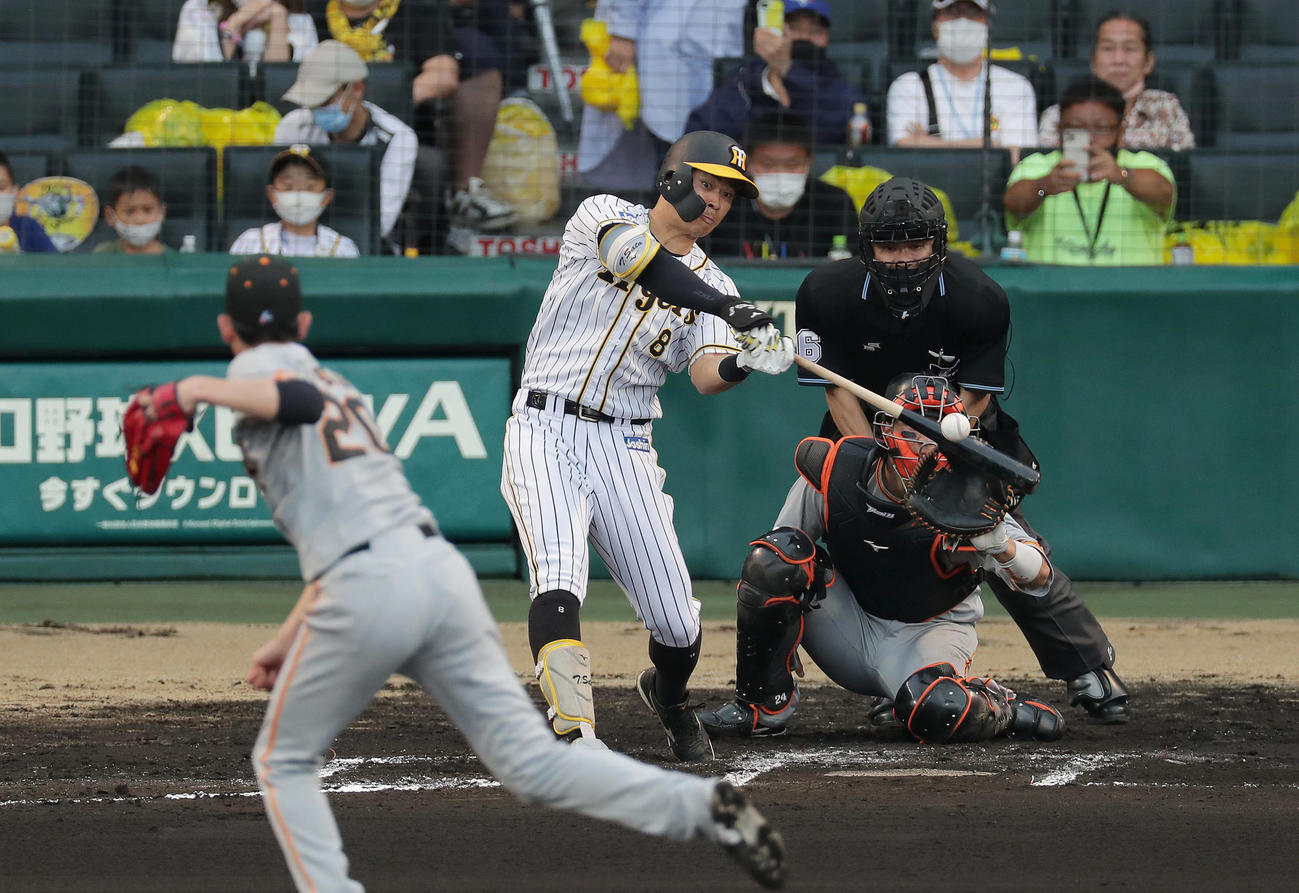 阪神対巨人　6回裏阪神2死、右中間へ本塁打を放つ佐藤輝。投手戸郷（撮影・前田充）
