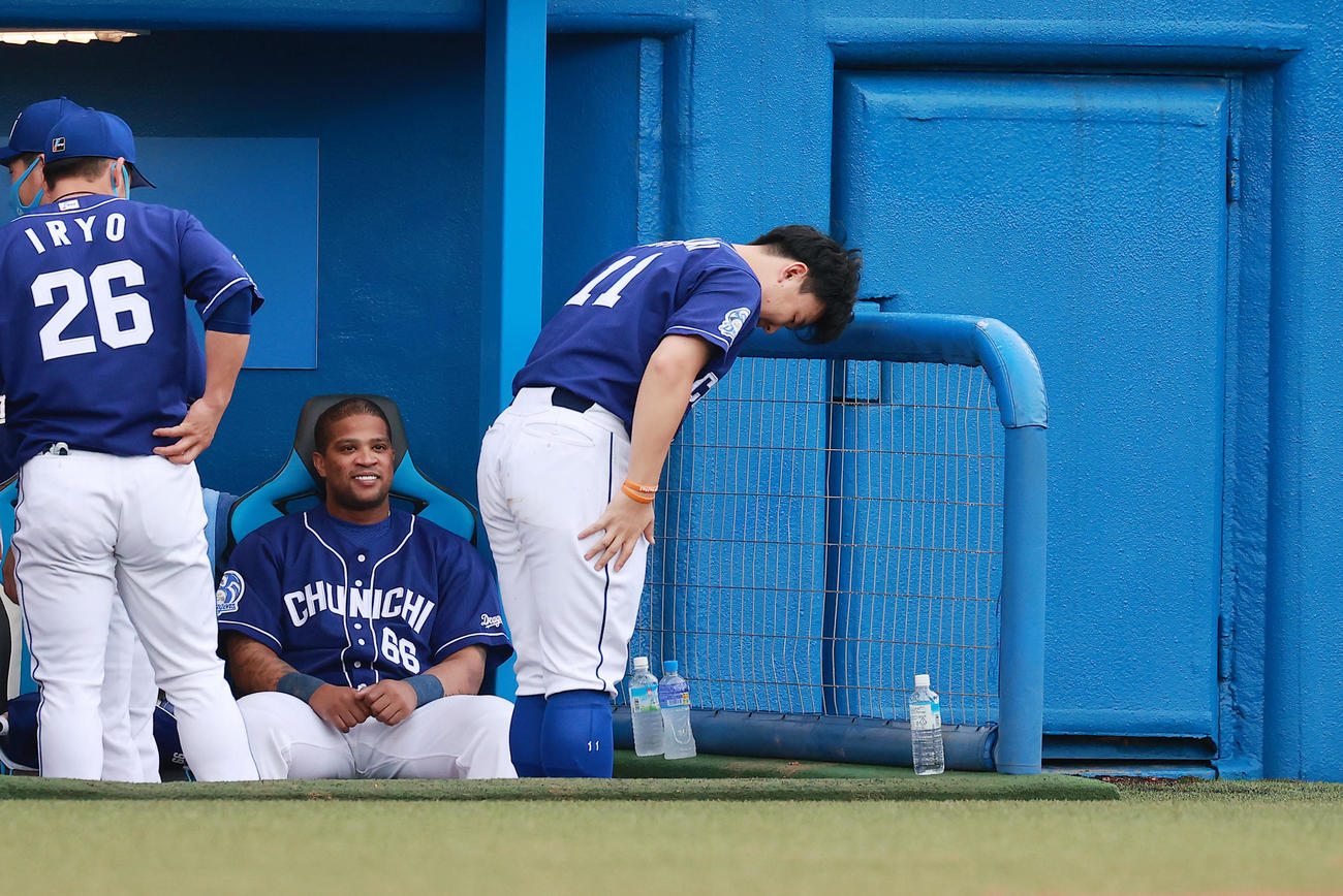 ヤクルト対中日　6回表中日無死、左越え本塁打を放った阿部を迎えた小笠原は、中継カメラに向かって感謝の最敬礼（撮影・野上伸悟）