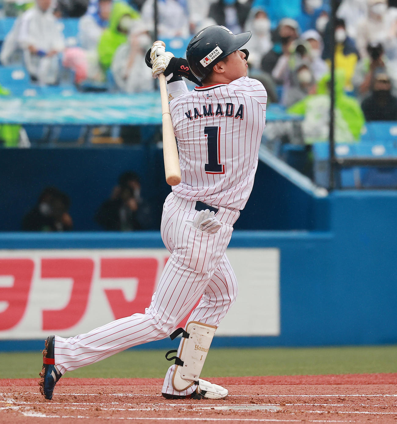 ヤクルト対中日　1回裏ヤクルト2死、右越え先制本塁打を放つ山田（撮影・野上伸悟）